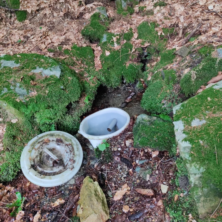 Naslova slika storitve- vsebuje podatke o največjem dopustnem odvzemu vode iz izvira, glede na število oseb in število glav malih ter velikih živali, ki jim bo obravnavan izvir zagotavljal pitno vodo za lastno oskrbo. Hidrogeološko poročilo izdela pooblaščen strokovnjak, na podlagi ogleda terena in meritev hitrosti pretoka vode iz izvira. Hidrogeološko poročilo za pridobitev vodnega dovoljenja je potrebno v fazi pridobivanja projektne dokumentacije za pridobitev gradbenega dovoljenja. Izdela se na zahtevo Direkcije RS za vode, kadar zemljišče nameravane gradnje leži na območju, kjer ni javnega vodovodnega omrežja, za lastno oskrbo s pitno vodo pa se bo uporabljal izvir